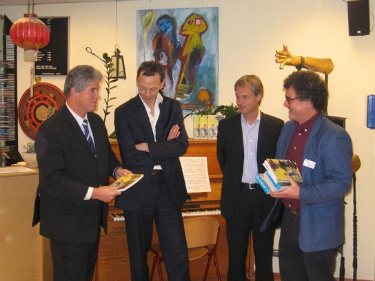presentatie aan de kamerleden. vlnr Ruud Luchtenveld, Kees Vendrik, Harry van Bommel en Joep Zander. Op de achtergrond het schilderij pappa